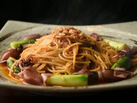 唐辛子のフレークでパスタを和え、赤く仕上げたペペロンチーノです。唐辛子フレークをの赤みで辛そうに感じますが、全く辛さを感じません。ホタルイカの旨味を感じられる一品です。