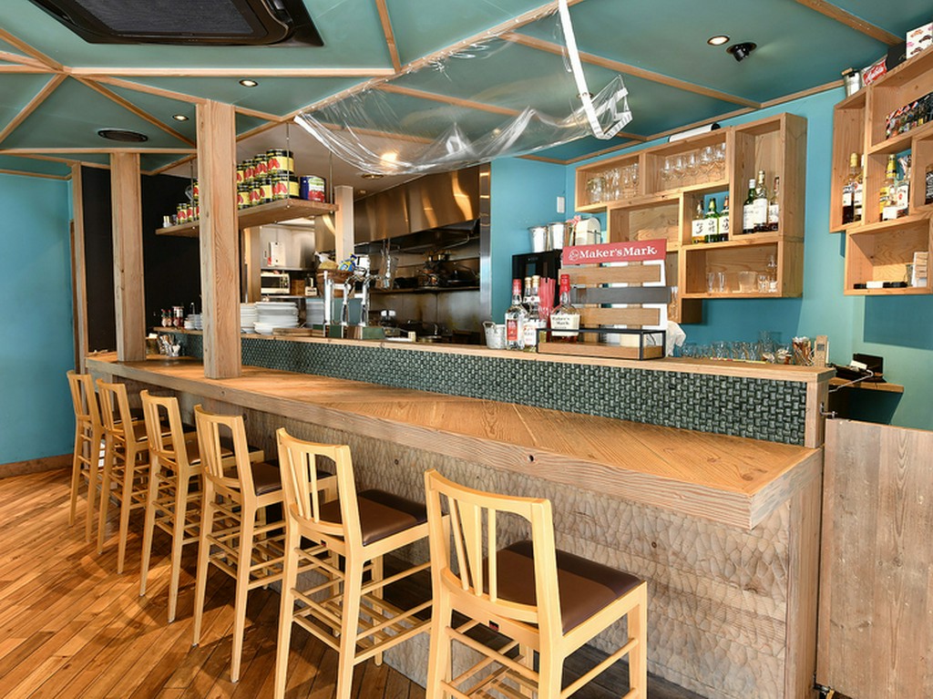 ブルースカイの壁面が、爽やかな風を感じさせてくれる