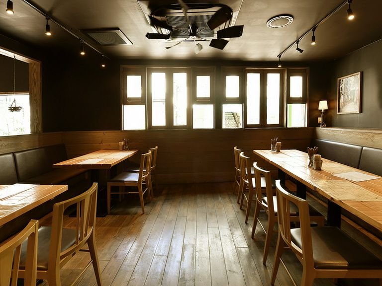 女性のお1人さまも歓迎。リラックスして食事を楽しめる