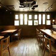 ゲストの約7割が女性という【Aday　Charcoal　grill＆wine】。お1人さまで食事を楽しむ女性ゲストも多いといいます。女性シェフが手掛ける繊細な一皿が、目にも楽しく訪れる人を迎えてくれます。