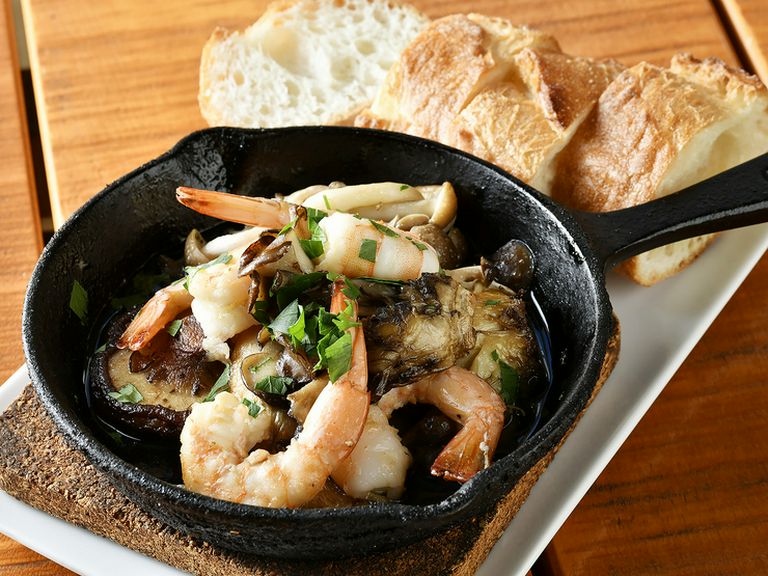 大ぶりの海老とキノコは存在感抜群『海老とキノコのアヒージョ』