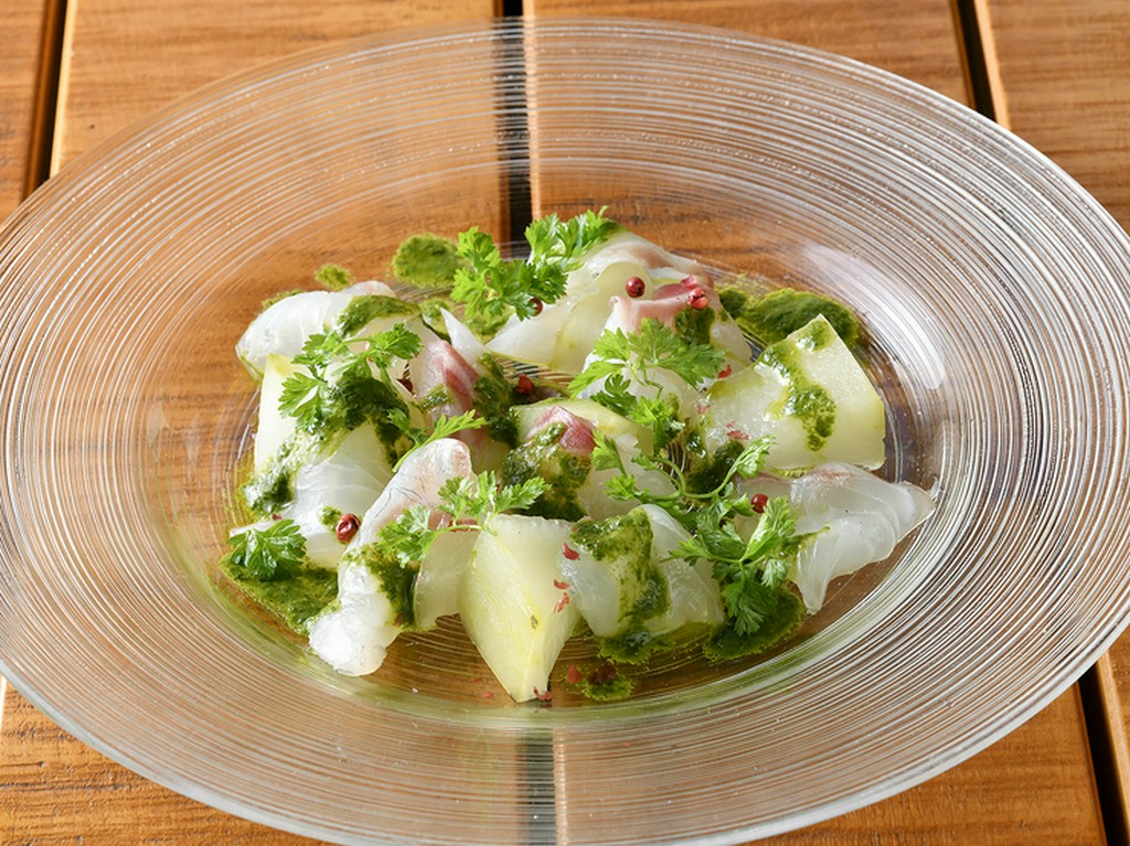 季節の食材がお皿の上で花開く『鮮魚と季節野菜のカルパッチョ』