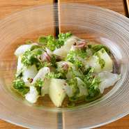 旬の野菜と鮮魚を一度に味わえる、『鮮魚と季節野菜のカルパッチョ』は華やかな見た目もうれしいメニュー。その時期ごとの季節の食材がお皿の上で花開く、目にも舌にもおいしいひと皿です。