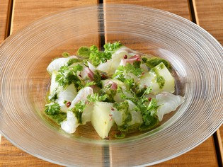 季節の食材がお皿の上で花開く『鮮魚と季節野菜のカルパッチョ』