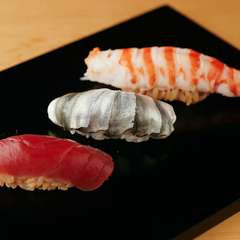 ネタが最もおいしいタイミングを見極め提供される、伝統技法が用いられた『江戸前熟成寿司』