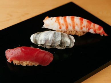 ネタが最もおいしいタイミングを見極め提供される、伝統技法が用いられた『江戸前熟成寿司』