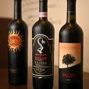 ワインはすべてイタリア産。厳選した105種には古い物、珍しい銘柄も揃います。ソムリエでもある蒲生氏がゲストの好みと料理に合わせ「極みの一本」をセレクト。グラスワインも15種と豊富です。