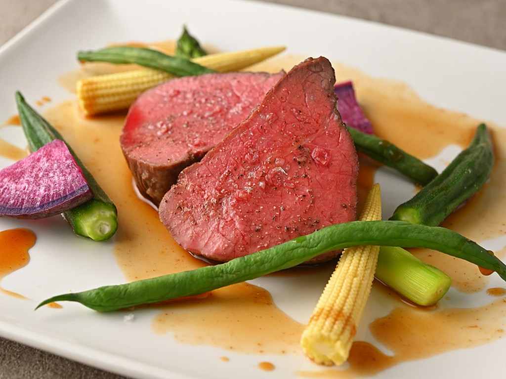 理想的な赤身肉をシンプルなローストで『熊本あか牛のロースト　マルサラソース』150g