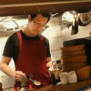 料理とワインの相性は無限大。そのなかから、ゲストの好みを伺い、蒲生シェフの豊富な知識と審美眼で、本当に美味しいと感じられるおすすめ銘柄をセレクトしてくれます。