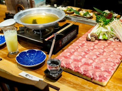 こだわりの出汁と自家製ポン酢で味わう、店自慢のしゃぶしゃぶ