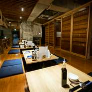 和を基調とした落ち着きのある店内。天井から降ろされたすだれがプライベート感を演出してくれます。壁を移動させれば掘りごたつの座敷席とテーブル12席をフラットにでき、最大40名までの宴会も可能。