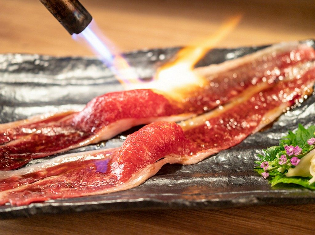 とろけるような食感がたまらない『炙り肉寿司』