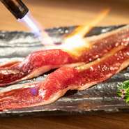 A5ランクの国産黒毛和牛の肩ロースを使用。自家製の焼肉だれをつけて、目の前で炙ってくれます。米は農家から直送される幻のササニシキ。粘りが少なく、さっぱりした味わいで【由乃】ならではの逸品です。