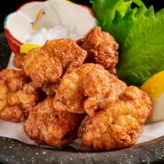 国産の牛もつを使ったリピーター率100％、屋号にもなっている看板料理です。自家製のタレにくぐらせて揚げてあり、中はトロッと、外はサクサク。口の中で旨みが広がり、至福の世界へと誘ってくれます。