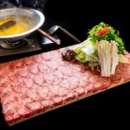 『元祖　由乃タンしゃぶ鍋』では、熟成することで、旨みを凝縮させた牛タンを堪能できます。食べやすいように薄めに切ってあるのも嬉しいポイント。鰹節・昆布でとった出汁と相性抜群です。