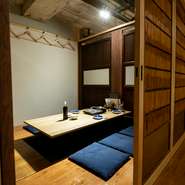 和を基調とした店内は、ライトを落とし気味にした落ち着きのある雰囲気。古民家風な掘りごたつの個室もあり、カジュアルな接待、6名～20名までの宴会や飲み会に最適です。