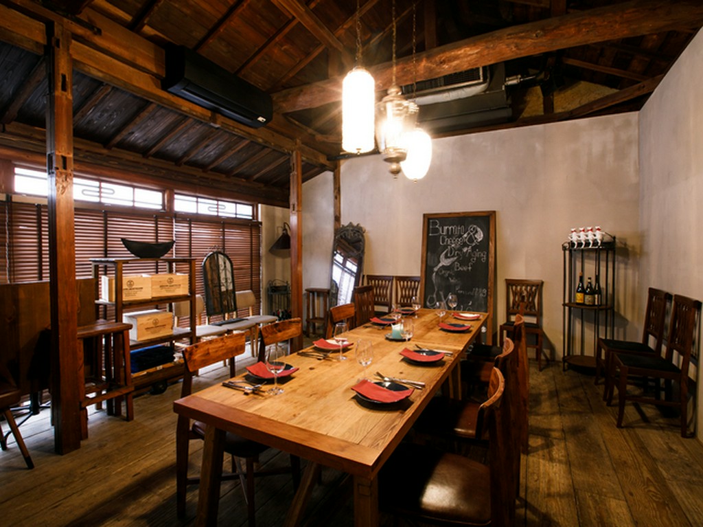 木の温もりに包まれ、穏やかに水入らずのひと時を