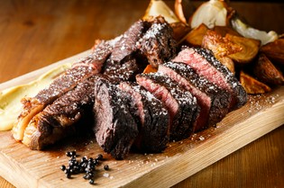 牛肉の色々な固定概念を覆される『サカエヤの熟成肉ステーキ』