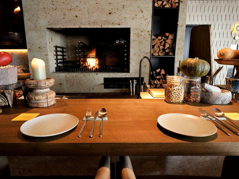 香りや音が五感を満たし、炎の揺らぎに癒やされる特等席