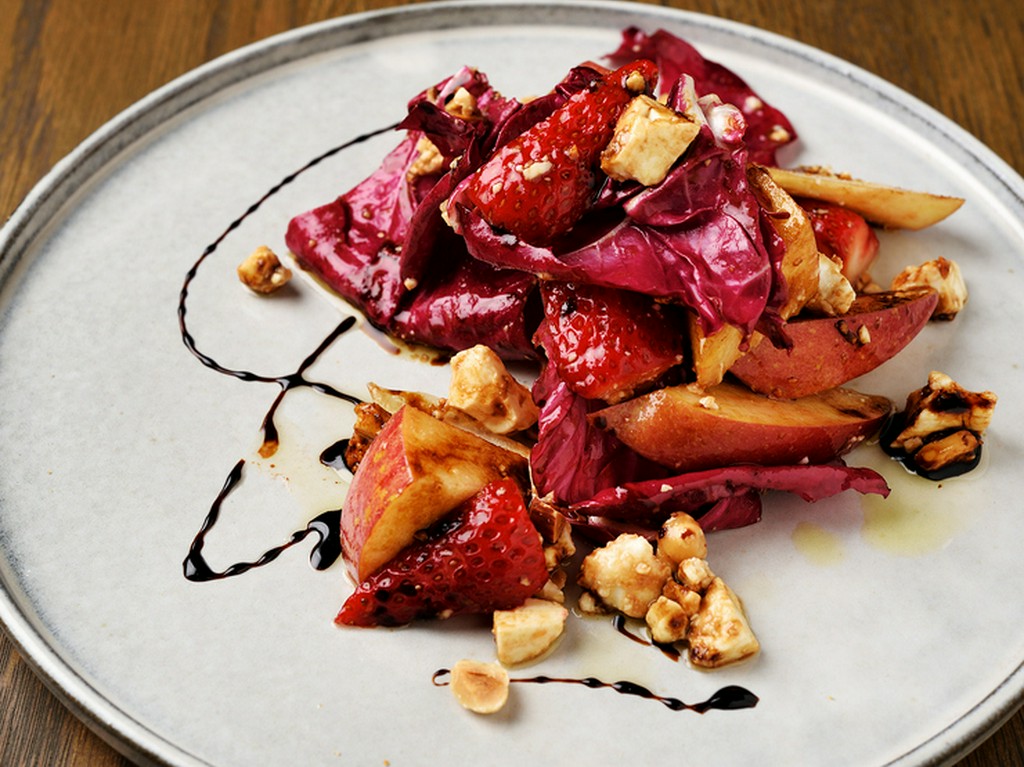 赤を基調にした四季折々の組み合わせを堪能『トレビスと旬の果実のサラダ』