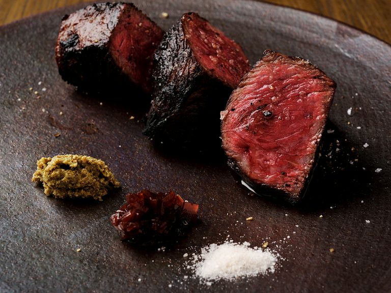 香りが高く内側に閉じ込められたおいしさを満喫できる『薪火料理〜特選　和牛イチボ』