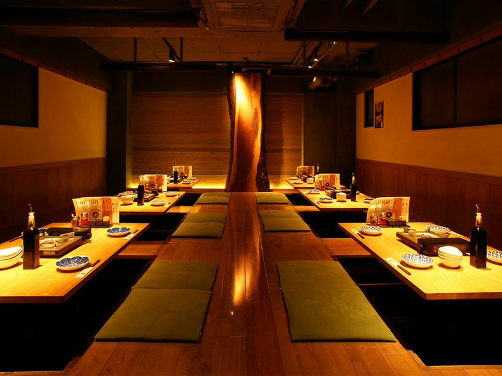 会社の同僚や気心知れた仲間と親睦を深める、和モダンな店内