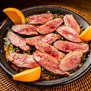 カモ、チキン、チョリソの旨みを凝縮したスープで米一粒一粒に味を染み込ませて炊き上げ。炭火焼きでジューシーに仕上げたカモのローストを敷き詰めて。
※生米から炊き上げるため30分以上お時間を頂戴いたします。