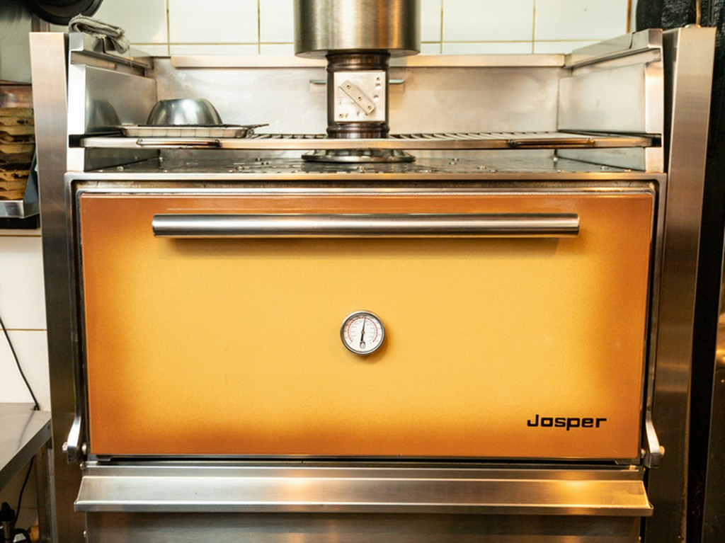 スペインで愛用されているチャコールオーブン「Josper」を使用