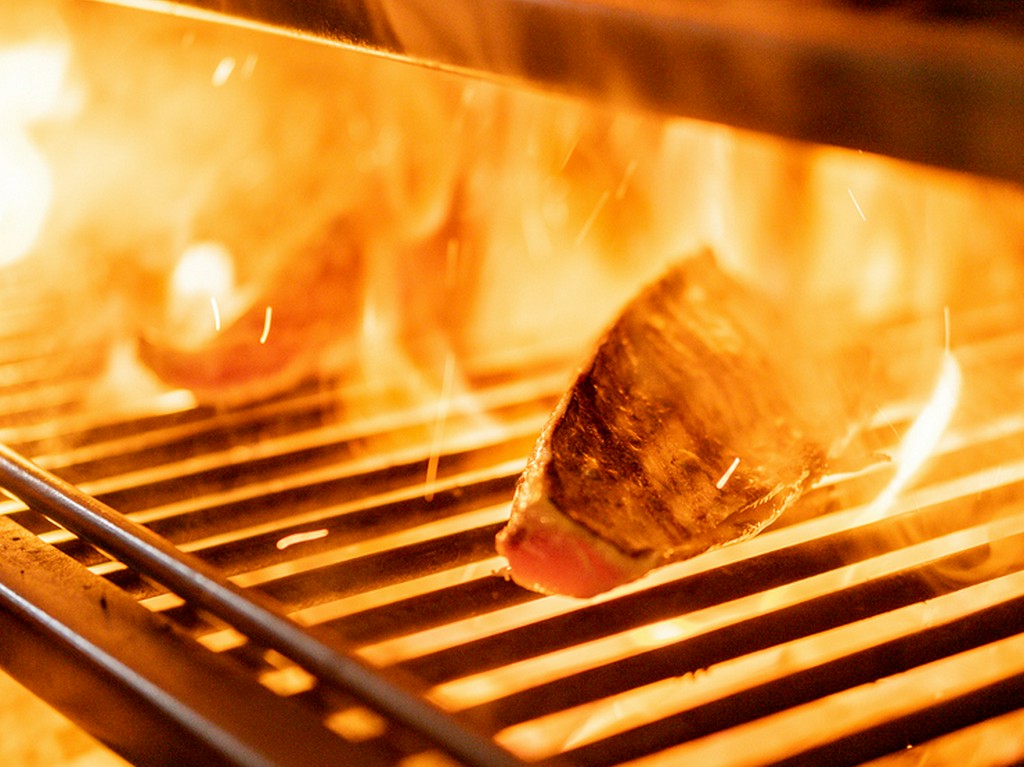 旨みを逃さず、500℃の高温で一気に焼き上げる炭火焼オーブン