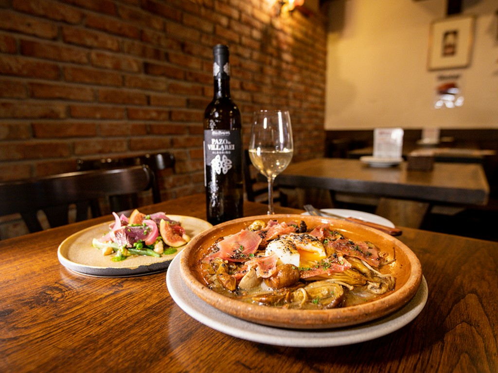 ワインのほか、スペインカクテルや自家製サングリアもオススメ