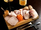 自家製ハムとソーセージを13～14種、あふれんばかりに盛付けた『自家製シャルキュトリーの盛り合わせ』