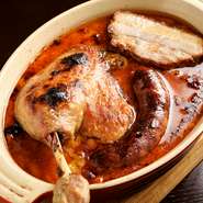 鴨もも肉のコンフィは、6時間煮込んでしっかり旨みを引き出したもの。そこにソーセージやベーコン、白インゲンの味わいが重層的なハーモニーを奏で、ボリュームもたっぷり！　ビストロの真髄が味わえる一品です。