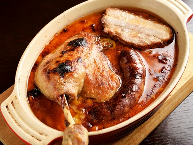 ボリュームたっぷり！6時間煮込んだ鴨もも肉やソーセージなど、素材の旨みがぎっしり凝縮された『カスレ』