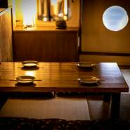 ランチ時はママ会として。ディナー時は大人の女子会として。神楽坂ならではの落ち着いた温かみ溢れる空間の中で、割烹をお楽しみいただけます。普段使いから誕生日、記念日シーンに合わせてご利用ください。