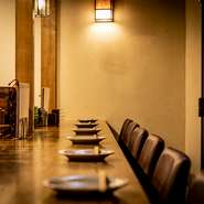 古民家風のおしゃれな店内はカジュアルなデートから特別な記念日・誕生日までシーンを問わず楽しめます。1階はカウンター席、2階は屋根裏座敷席となっています。ゆっくり肩を並べて、素敵な時間を過ごせます。