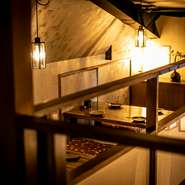 店内2階には、隠れ家的な控えめな明るさの照明で、くつろげる座敷が用意されています。落ち着いた雰囲気の中で、ゆっくり会話に集中できるので、“ここぞという時の勝負のかかった接待”にもオススメ。