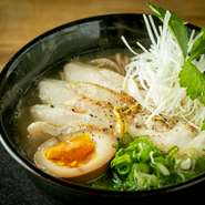 和食店ならではの技法で、美桜鶏を七時間以上じっくり煮込んでつくられたスープ。鶏の旨みが凝縮されたスープと麺を絡ませながらお召し上がりいただけます。