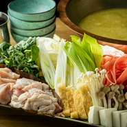 南アルプス連峰の大自然の恵みを受け、ノンストレスで育てられた美桜鶏は柔らかくジューシー。
新鮮なお野菜と一緒に七時間煮込むことによって旨味が溶け込んだ濃厚スープとともにどうぞ。

※二人前～