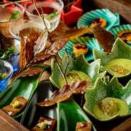 「お客様に喜んでもらいたい」という思いからつくられています。多種小皿のため手間はかかりますが、その細やかな美しさは見ただけで食欲を湧かせ笑顔がこぼれる料理になっています。