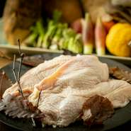 『水炊き』としていただくときも、適度な噛み応えを楽しめます。火を通しすぎたとしても硬すぎたりせず、おいしさを堪能することができます。その名の通り、身は美しい桜色をしています。