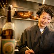 「どのようにすればお客様は喜んで満足していただけるか？」を、常に考えながら行動している高橋氏。さまざまな現場で長年経験を積んできていますが、いつでも新鮮な気持ちでゲストと接することを心がけています。