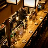 1階席と2階席があり、全ての椅子とテーブルはゆったりとつくられています。おひとり様はもちろん、2階の座敷を丸ごと使えば8～10名様の小団体様も気軽に利用できます。