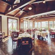 天然木材を基調とし、温かみあふれる「ROSA」は、
気軽なお食事から記念日のパーティまでさまざまなシーンでご利用いただけます。

