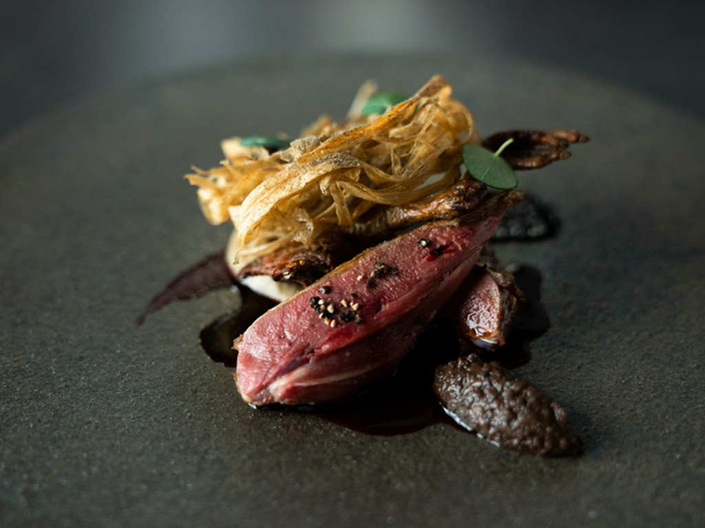 仔鳩のロースト　ゴボウのプレア　ぺヴェラーダソース