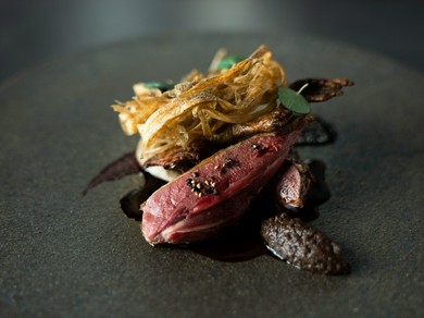 仔鳩のロースト　ゴボウのプレア　ぺヴェラーダソース