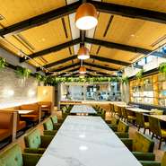 高い天井と全面窓から降り注ぐ自然光が開放感を演出する広々とした店内は、どこを切り取ってもスタイリッシュな雰囲気。オシャレな空間が多彩なシーンにマッチします。