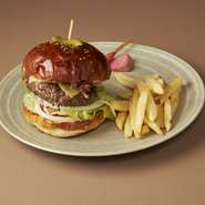 フレッシュ野菜とボリューム感あるパティ―で仕上げたニッコースタイルオリジナルのハンバーガーセット

・サラダ 又は スープ、デザート、食後飲物付