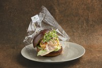 大粒なぷりぷり海老、アボカド、キャベツ、レッドオニオンで歯ごたえ抜群バーガー。スイートチリソース、ガリマヨネーズ、ソースには生姜のガリを使用した逸品!
・サラダ 又は スープ、デザート、食後飲物付