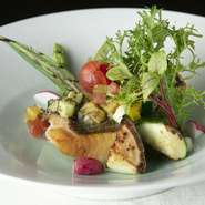 日替わりで仕入れた魚介を優しい味付けに仕上げたシェフ特製の一品

・サラダ 又は スープ、デザート、食後飲物付