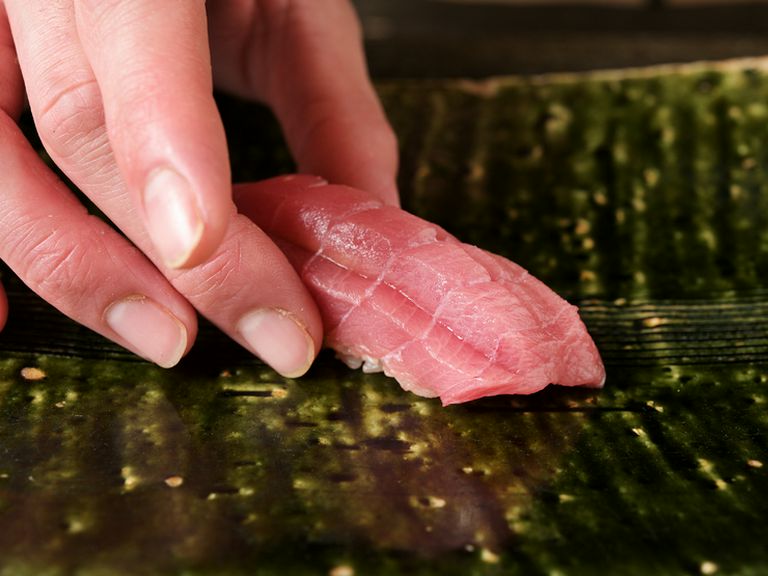 カウンター席で、職人と会話を交わし料理をいただく